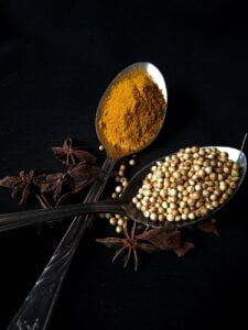 coriander seeds and turmeric powder साबुत धनिया का पानी पीने के फायदे